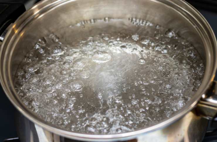 Mettiamo subito a bollire l’acqua per cuocere la pasta e quando è a bollore saliamo e caliamo. Intanto riversiamo le olive denocciolate in un frullatore e uniamo l’olio di oliva e l’aglio, quindi frulliamo fino a ridurre in crema (possiamo aggiungere un goccio di acqua di cottura per ottenere una maggiore cremosità);