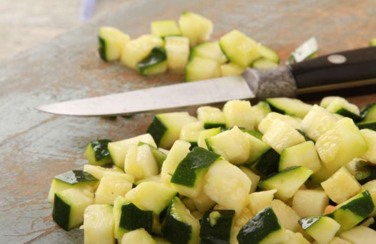 Iniziamo lavando le zucchine, spuntandole e tagliandole a pezzi. Rosoliamo uno spicchio di aglio tritato in una padella con olio d’oliva e una volta dorato accorpiamo le zucchine e lasciamo cuocere fino a intenerirsi;