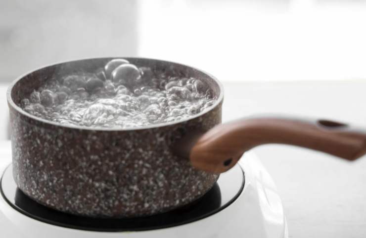 Portiamo a bollore l’acqua nella pentola per cuocere la pasta e quando è il momento saliamo e caliamo. Intanto tagliamo il parmigiano a pezzetti;