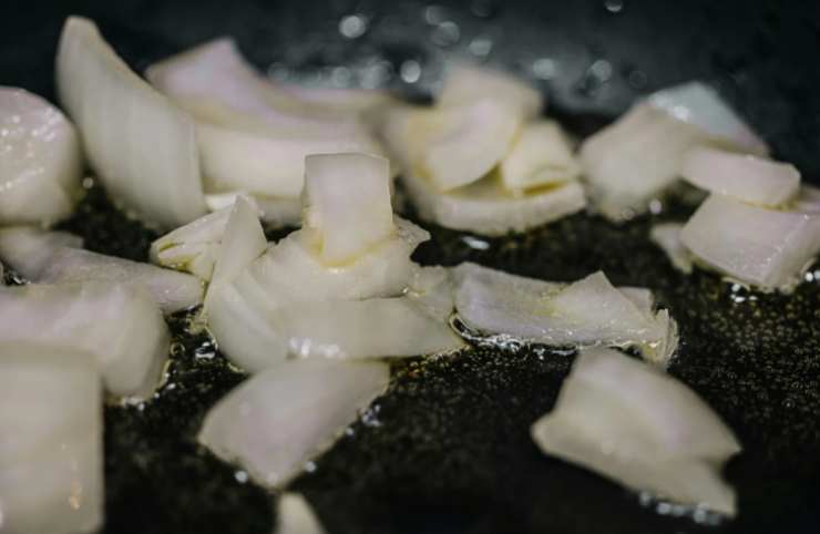 In un tegame capiente rosoliamo la mezza cipolla con un filo abbondante di olio d’oliva e una volta dorata uniamo i piselli in barattolo. Aggiungiamo un goccio di acqua, copriamo col coperchio e lasciamo cuocere per i primi dieci minuti;
