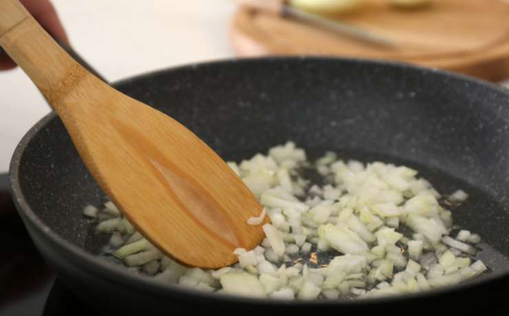 Iniziamo rosolando la cipolla tritata in una padella con un filo d’olio d’oliva. Una volta dorata uniamo i piselli e caliamo la fiamma, uniamo un goccio di acqua e copriamo col coperchio lasciando cuocere una decina di minuti finché saranno teneri;
