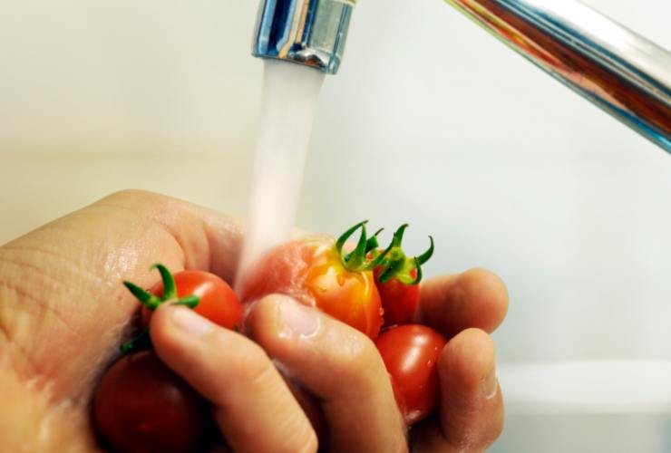Laviamo con cura i pomodorini e dopo averli asciugati riversiamoli in un frullatore tenendone da parte un paio per decorare. Uniamo l’olio d’oliva, l’aglio, il sale e il pepe e il parmigiano. Lavoriamo fino a ottenere una crema omogenea a senza grumi;