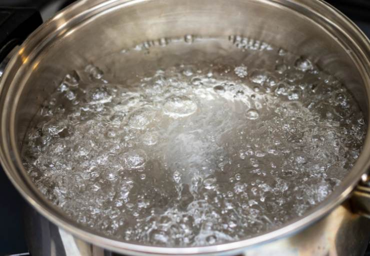Riempiamo una pentola con abbondante acqua e, non appena raggiunge l’ebollizione, aggiungiamo il sale e caliamo la pasta scelta;
