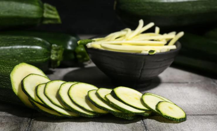Iniziamo riempendo e portando sul fuoco una pentola con acqua per cuocere la pasta. Intanto laviamo le zucchine e spuntiamole, poi tagliamole a rondelle o pezzetti, come preferiamo;