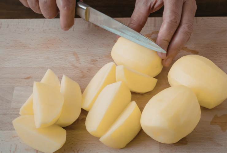 Iniziamo pelando le patate, laviamole e tagliamole a pezzetti. Portiamo sul fuoco una pentola con acqua salata e immergiamo le patate, quindi lasciamole ammorbidire per una decina di minuti, senza sfaldarle;