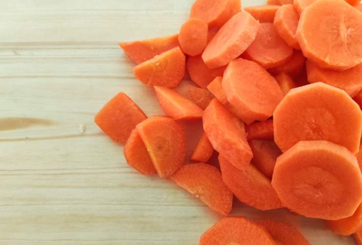 Iniziamo lavando le carote sotto l’acqua corrente, spuntiamole e peliamole con cura prima di tagliarle a rondelle non troppo spesse;