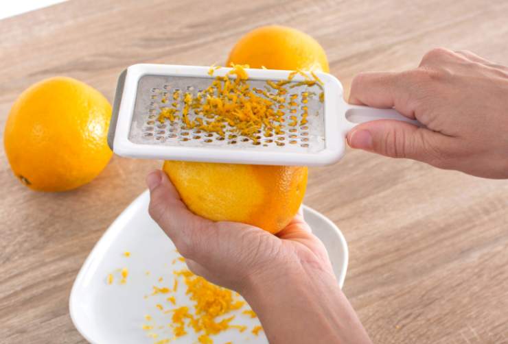 Dopo aver lavato le arance andiamo a grattugiare la buccia e poi a spremerle, filtrando il succo. In un recipiente sbattiamo le uova con lo zucchero fino a ottenere un composto spumoso;