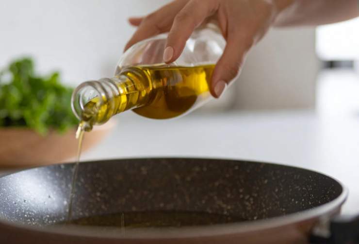 Prendiamo padella antiaderente o un tegame e versiamo al suo interno un giro di olio di oliva, quindi portiamo sul fuoco a fiamma media. Adagiamo i pezzi di pollo nel tegame e facciamo rosolare per bene su tutti i lati, girandoli spesso finché non diventano dorati;