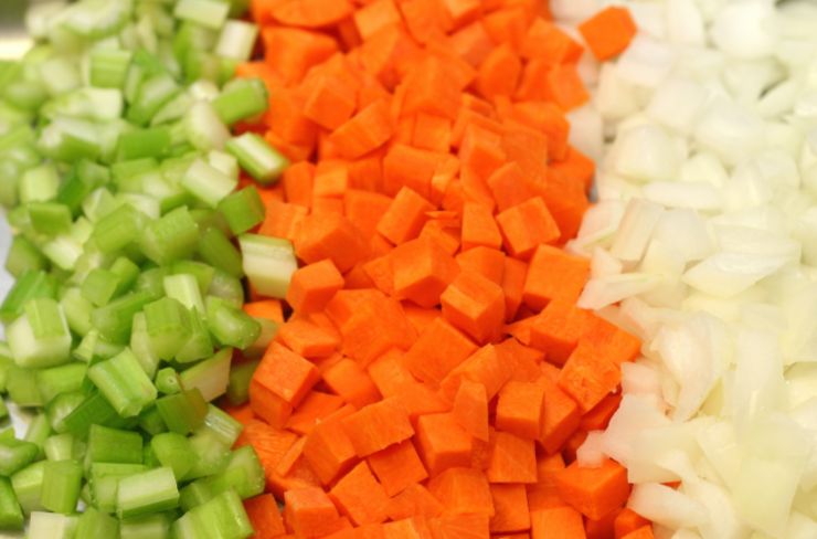 Iniziamo riversando il trito di sedano, carote e cipolle e in una pentola capiente insieme ad un giro abbondante di olio d’oliva e lasciamo dorare. Uniamo quindi la carne tagliata a pezzi e lasciamo prendere colore su tutti i lati; Sfumiamo col vino bianco e intanto scaldiamo il brodo. Una volta evaporato il vino uniamo i primi coppini di brodo alla carne fino a coprire a pelo. Sistemiamo un coperchio sulla pentola e cuociamo a fiamma dolce per tre ore;