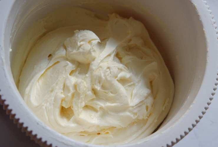 Sciogliamo il cioccolato fondente e bagnomaria e lasciamo raffreddare. Intanto riversiamo il burro ammorbidito in una ciotola e uniamo lo zucchero quindi lavoriamo con le fruste;