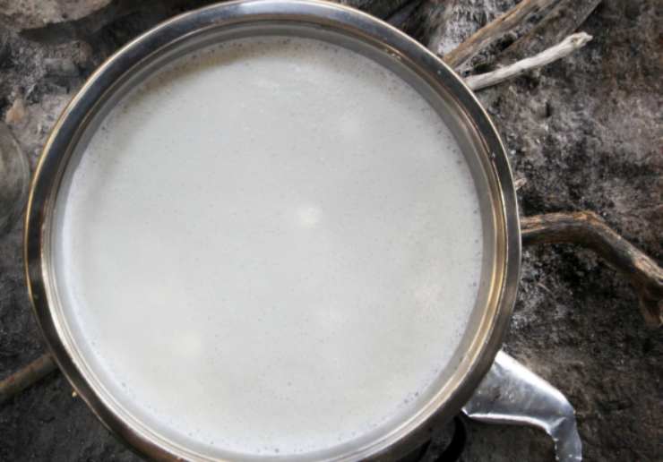 Versiamo il latte in un tegame insieme alla vanillina e portiamo sul fuoco a fiamma dolce, lasciando arrivare a bollore;