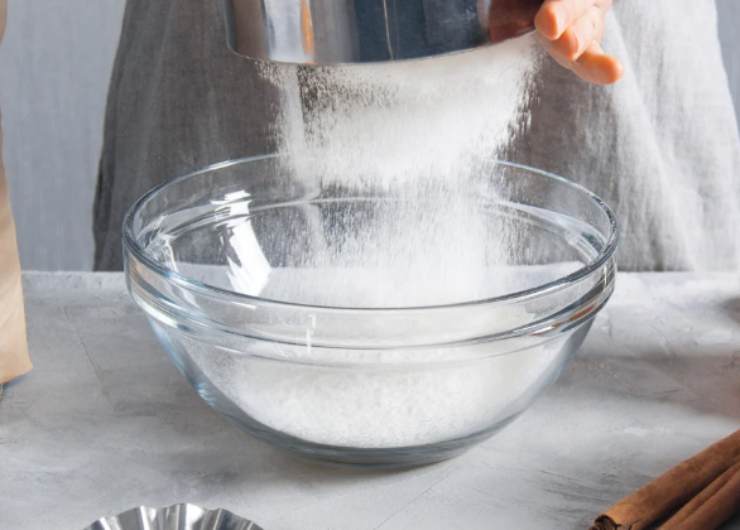 In una ciotola andiamo a setacciare la farina, il lievito e il parmigiano, mescoliamo e poi uniamo sale e pepe a nostro gusto;