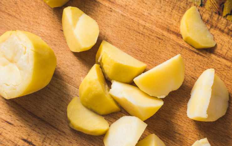 Sbucciamo le patate, laviamole e tagliamole a cubetti o fettine non troppo grandi. Scaldiamo quindi una padella capiente con un generoso giro di olio d’oliva e aggiungiamo lo spicchio di aglio, lasciando rosolare;