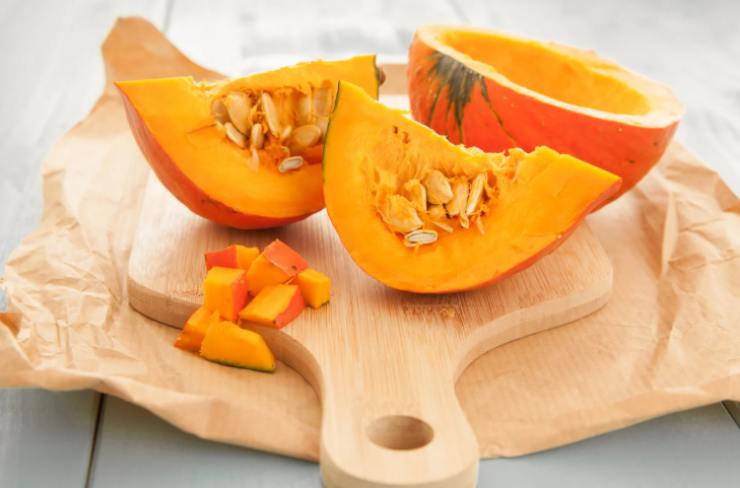 Iniziamo pulendo la zucca: rimuoviamo la buccia i semi e i filamenti interni e tagliamo la polpa a fette. Prendiamo una ciotola capiente e versiamo dentro le fette di zucca, aggiungendo l’olio d’oliva, il sale, il pepe e gli aromi che preferiamo.
