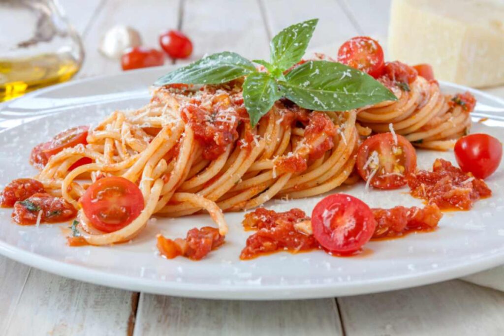 spaghetti con pomodori e parmigiano