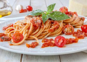 spaghetti con pomodori e parmigiano