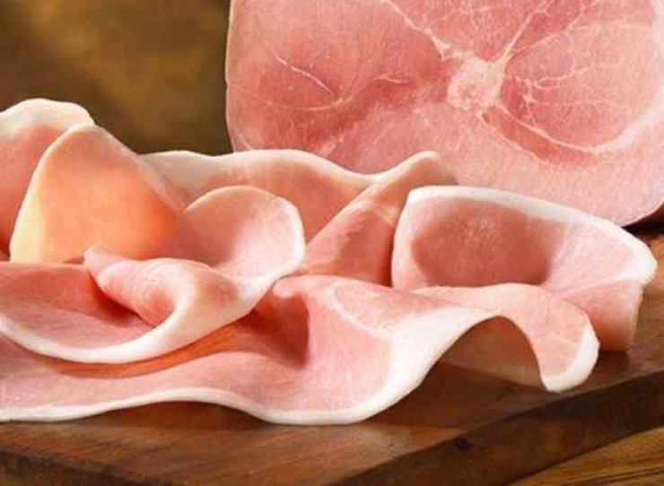 Trasferiteli nel mixer (o robot da cucina) insieme al prosciutto cotto, il formaggio spalmabile ed il parmigiano. Frullate alla massima velocità finché otterrete una crema liscia, senza grumi e di un bel colore rosa pesca. Se la mousse vi sembra troppo soda, aggiungete un cucchiaino di latte o panna. Regolate di pepe e sale, ma vi consiglio di assaggiare prima per evitare troppa sapidità.