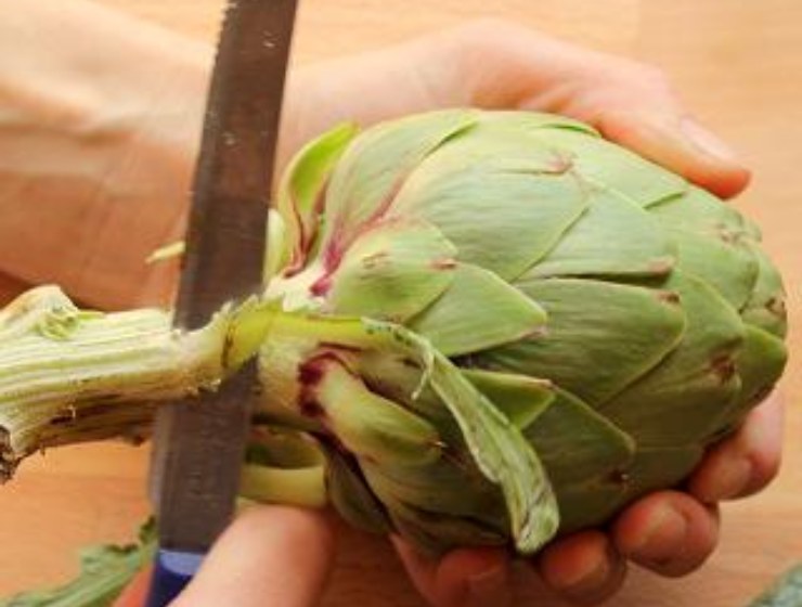 Prendete i gambi dei carciofi e tagliate via la parte più dura, poi con un pelapatate o un coltellino, eliminate tutta la parte esterna filamentosa e scura finché raggiungerete il cuore verde chiaro e tenero. Tuffateli immediatamente in acqua e succo di limone per evitare che anneriscano. Ora affettate finemente il porro e fatelo appassire in una pentola dai bordi alti con un filo d’olio extra vergine d’oliva ed un cucchiaio di acqua.