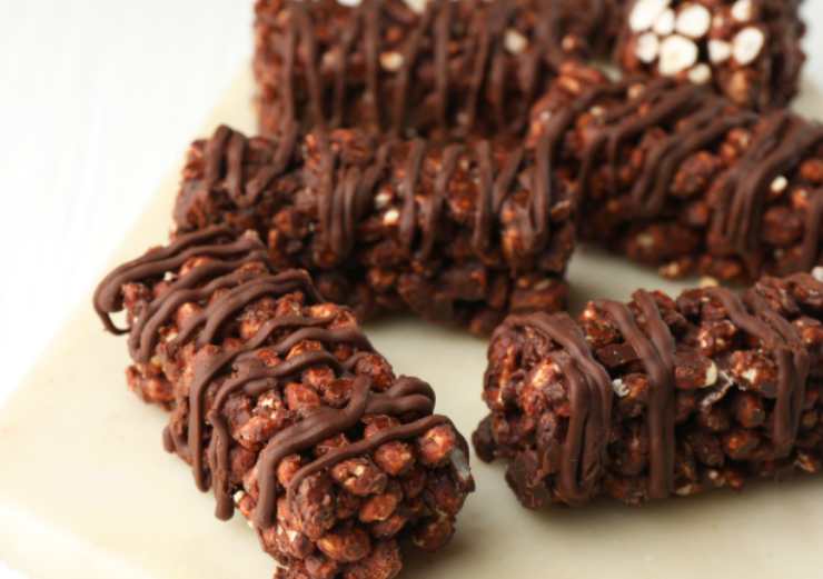 Riportiamo in frigo per un’ora circa finché otterremo una base soda. Tagliamo quindi a barrette della dimensione che preferiamo et voilà.