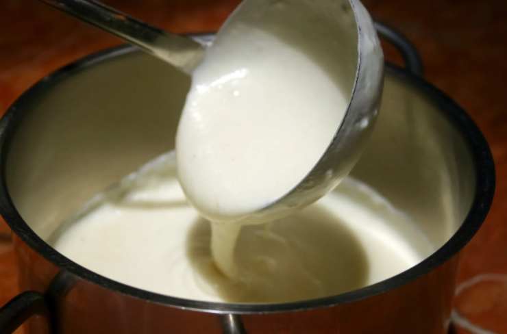 Mescoliamo a fiamma dolce fino a quando la crema non inizia ad addensare e diventa della consistenza che vogliamo. Insaporiamo con sale e pepe a nostro gusto e, se occorre, con un altro pizzico di noce moscata. Spegniamo la fiamma ed ecco pronta la nostra besciamella senza burro.