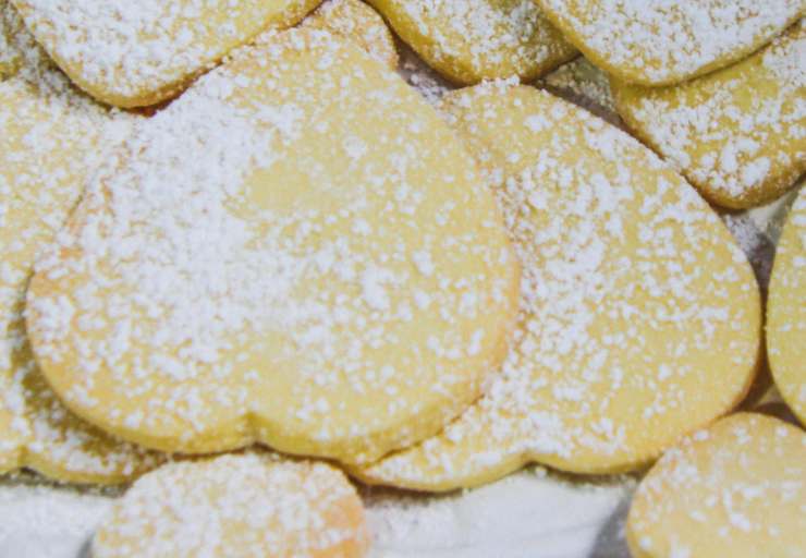 Portiamo sul fuoco una padella antiaderente e una volta calda adagiamo i biscotti. Lasciamo cuocere a fiamma dolce fino a dorare un lato e poi capovolgiamo. Ripetiamo per tutti i biscotti. Una volta cotti lasciamo raffreddare e spolveriamo con lo zucchero a velo.