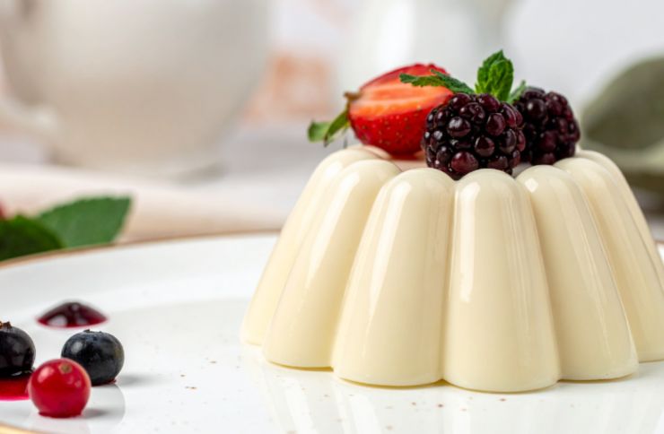 Strizziamo la gelatina e uniamo al composto ancora caldo e mescoliamo per scioglierla del tutto- Distribuiamo il composto ottenuto in quattro stampini da budino e lasciamo raffreddare a temperatura. Una volta freddi mettiamo in frigo e lasciamo rassodare per due o tre ore, fino a quando il budino non sarà sodo. Tiriamo fuori dal frigo una decina di minuti prima di servire.