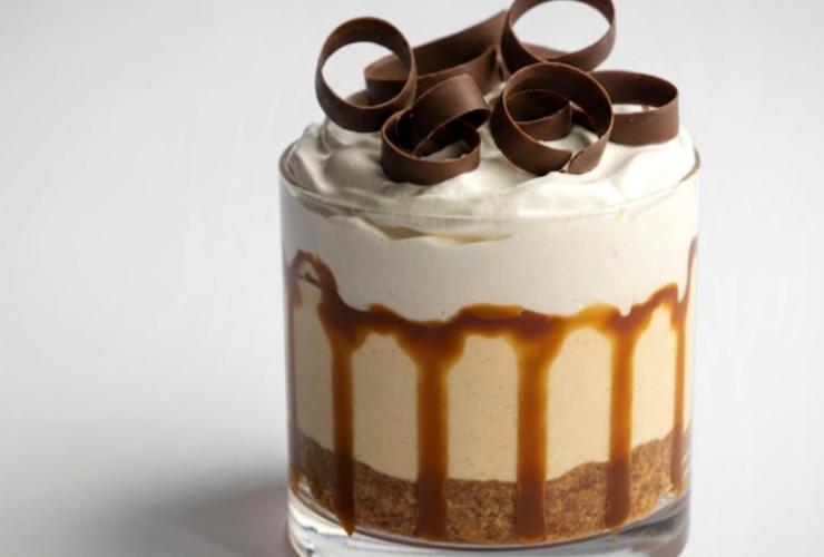 Sciogliamo il cioccolato fondente a bagnomaria, spegniamo la fiamma e uniamo il burro. Mescoliamo per amalgamare e lasciamo raffreddare. Riversiamo una piccola quantità di cioccolato sul mascarpone nei bicchieri. Rimettiamo in frigo per mezz’ora e serviamo dopo aver decorato con uno spruzzo di panna per dolci.