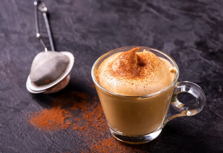 Riportiamo la crema in frigo coperta dalla pellicola per un’altra mezzora. A questo punto dividiamo nelle coppette o nei bicchieri e spolveriamo sopra le gocce di cioccolato fondente.