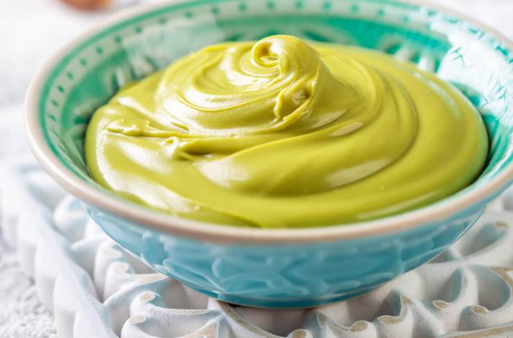 Riversiamo il composto nel tegame in cui abbiamo scaldato il latte e torniamo sul fuoco: mescoliamo a fiamma dolce per qualche minuto finché la crema non inizia a farsi densa. Spegniamo la fiamma e lasciamo raffreddare del tutto: et voilà.