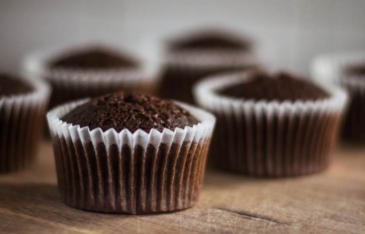 Riversiamo il composto negli appositi stampini lasciando un dito di distanza dal bordo. Cuociamo a 180 gradi per circa 20 minuti, poi lasciamo raffreddare del tutto: pronti da gustare!