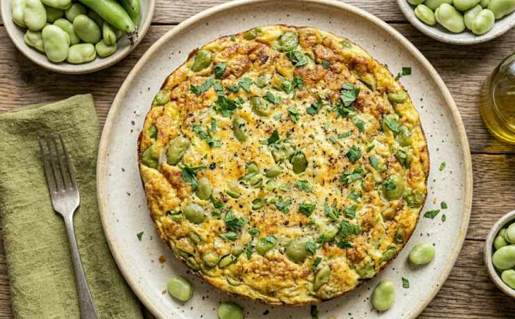 Scaldiamo una padella antiaderente ben oleata e riversiamo il composto al suo interno. Cuociamo con un coperchio a fiamma dolce dorando prima un lato, poi capovolgiamo aiutandoci con un piatto e facciamo dorare anche l’altro lato. Sistemiamo la frittata ormai soda in un piatto e lasciamo intiepidire qualche minuto prima di tagliare a fette e servire.