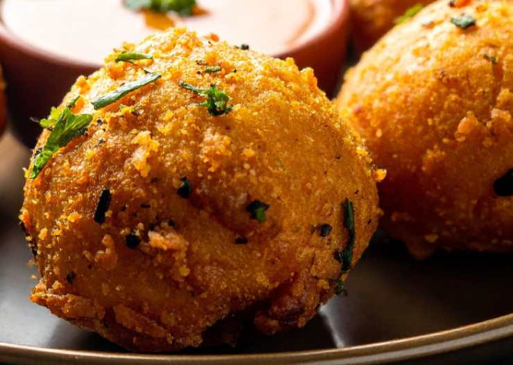 Scaldiamo l’olio per friggere in una padella e quando sarà caldo preleviamo cucchiaiate di composto e lasciamo cadere nell’olio. Facciamo dorare le frittelle su tutti i lati e sgoccioliamo su carta assorbente. Et voilà!