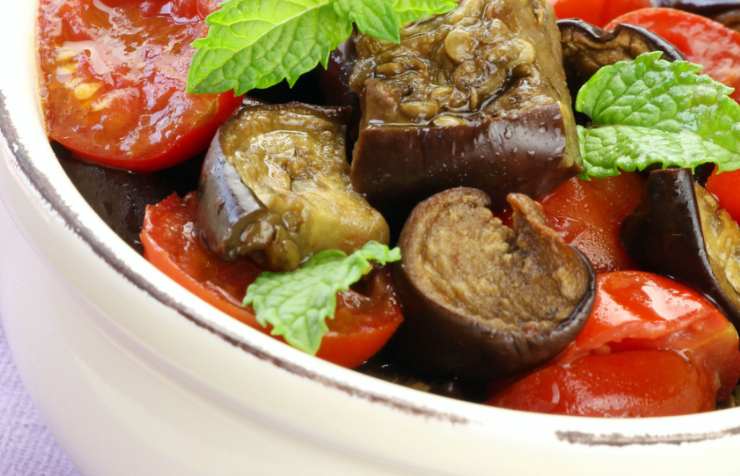Cuociamo per un quarto d’ora, rimescolando a metà cottura così da dorare in modo uniforme da entrambi i lati. Una volta cotti pomodori e melanzane (se li preferiamo più dorati lasciamo qualche minuto extra) riversiamo in una ciotola, inumidiamo con un goccio d’olio a crudo, aggiustiamo il sale se serve e spolveriamo di nuovo con gli aromi che preferiamo.