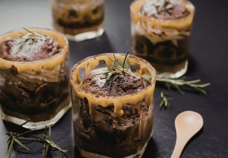 Quando la crema sarà omogenea e soda spegniamo la fiamma e lasciamo raffreddare del tutto. Uniamo lo yogurt greco e mescoliamo con una spatola. Uniamo qualche goccia di dolcificante et voilà: pronta da gustare.
