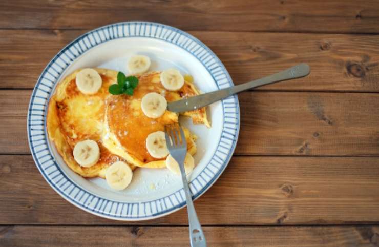 Scaldiamo una padella antiaderente sul fuoco e oleiamola leggermente. Una volta calda riversiamo un coppino di crema e lasciamo cuocere il pancacke prima da un lato e poi dall’altro. Ripetiamo fino a finire il composto. I nostri pancake sono pronti da servire: deliziosi!