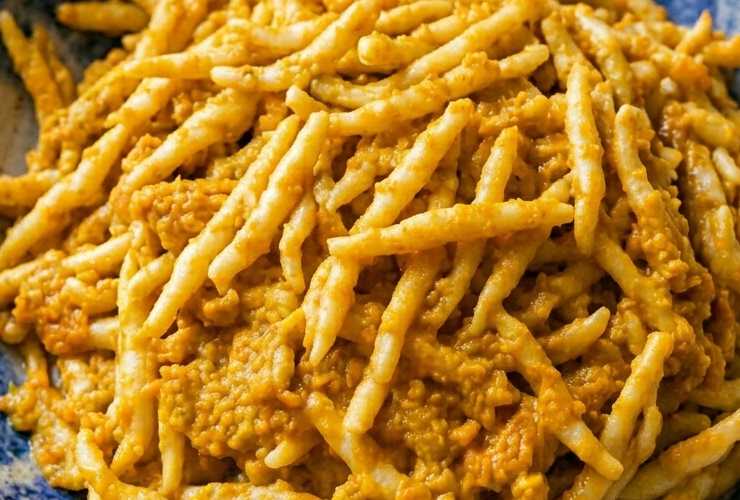 Portiamo quindi sul fuoco la pentola con l’acqua per la cottura della pasta e, quando cotta, scoliamo conservando un po’ di liquido di cottura. Riportiamo la pasta in pentola e uniamo la crema di carote e ricotta, quindi mescoliamo e, se serve, usiamo l’acqua di cottura per rendere il tutto cremoso: la nostra pasta è pronta da servire.