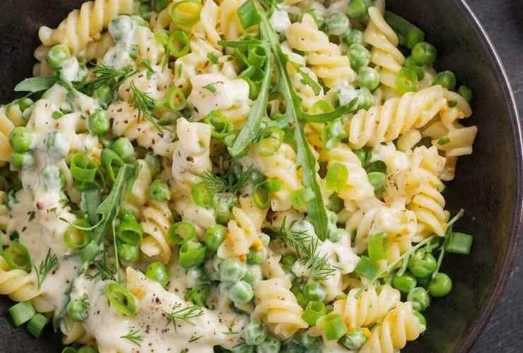 Uniamo ai piselli la ricotta, spegniamo la fiamma, mescoliamo e aggiustiamo il sale. Scoliamo la pasta appena cotta ma conserviamo un po’ di acqua di cottura. Uniamo la pasta alla crema di piselli e ricotta e mescoliamo. Se serve usiamo l’acqua di cottura per dare cremosità: pronti per correre a tavola.