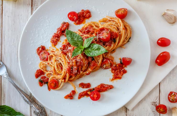 Riversiamo la pasta in pentola e uniamo la crema di pomodori. Mescoliamo aggiungendo acqua di cottura all’occorrenza. Controlliamo il sale e il pepe e, se vogliamo, spolveriamo con altro parmigiano e poi con le erbe aromatiche che preferiamo: usiamo i pomodori tenuti da parte per decorare et voilà.