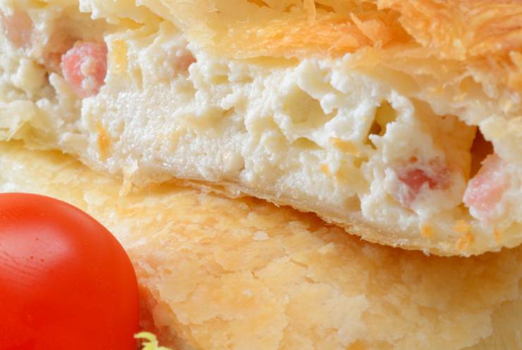 Usiamo il secondo rotolo di sfoglia per coprire la crema e facciamo aderire i bordi con quello sottostante. Spennelliamo con il tuorlo d’uovo sbattuto con sale e pepe e inforniamo a 180 gradi lasciando cuocere circa 15 minuti.