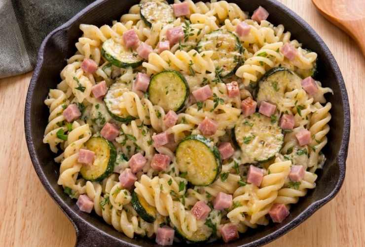 Quando la pasta sarà cotta scoliamola e riversiamola nella padella con le zucchine e il cotto. Mescoliamo e aggiustiamo il sale, il pepe e gli aromi che vogliamo. Spolveriamo una manciata di parmigiano grattugiato se di nostro gusto: et voilà.