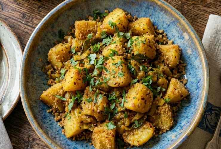 Aggiungiamo anche un paio di cucchiai di pangrattato e lasciamo cuocere qualche altro minuto finché non si dora. Spegniamo il fuoco e aggiustiamo il sale a nostro gusto: riversiamo in un vassoio e portiamo subito a tavola.