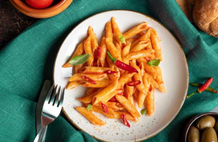 Appena la pasta sarà cotta andremo a scolarla conservando un goccio di acqua di cottura. Elimineremo l’aglio dai pelati e riverseremo all’interno la pasta. Insaporiremo con sale e pepe a nostro gusto e rimescoleremo unendo acqua di cottura all’occorrenza. Possiamo ora spolverare con gli aromi che preferiamo e servire.