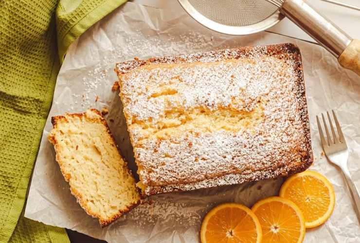 Per ultimi accorpiamo il succo e la buccia d’arancia e mescoliamo ancora. Riversiamo in uno stampo per plumcake foderato e cuociamo a 180 gradi per 30/40 minuti finché l’interno sarà mollicoso. Lasciamo raffreddare prima di tagliare.