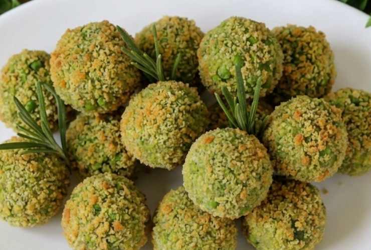 Scaldiamo l’olio di semi in una padella e, una volta caldo, immergiamo le polpette e lasciamole dorare in modo omogeneo su tutti i lati. Sgoccioliamo su carta assorbente e, se dovesse servire, aggiustiamo con un pizzico idi sale e portiamo subito a tavola: ancora calde e fumanti sono proprio irresistibili.