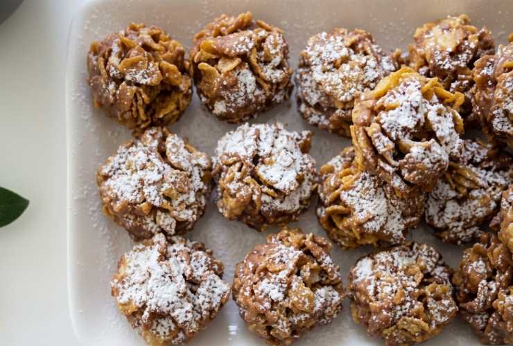 Adagiamo i biscotti in una teglia da forno foderata e cuociamo a 180 gradi per un quarto d’ora, massimo venti minuti, finché saranno ben dorati. Una volta cotte le rose del deserto lasciamole raffreddare del tutto prima di spolverare con lo zucchero a velo: pronte da sgranocchiare.