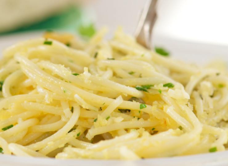 Quando gli spaghetti saranno ormai cotti conserviamo un po’ di acqua di cottura e scoliamoli, riversandoli nella padella con pangrattato. Saltiamo a fiamma dolce unendo un po’ di acqua di cottura e aggiustiamo il sale, insaporendo anche con un po’ di pepe. Spolveriamo altri aromi a nostro gusto e serviamo.