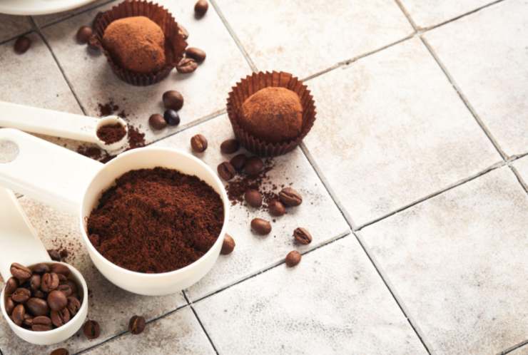 Stacchiamo dei pezzetti dal composto e formiamo delle palline. Rotoliamole nel cacao amaro e sistemiamo in un vassoio. Mettiamo a rassodare in frigo per un paio d’ore et voilà.