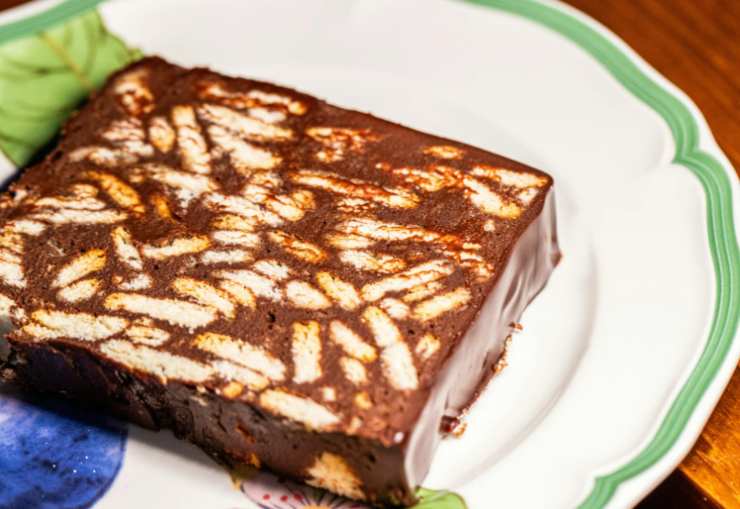 Riversiamo il composto in uno stampo foderato di carta da forno (io uso quello del plumcake) e livelliamo. Lasciamo rassodare in frigo per un paio d’ore poi estraiamo dallo stampo aiutandoci con la carta da forno e mettiamo in un vassoio. Non resta che tagliare e servire.