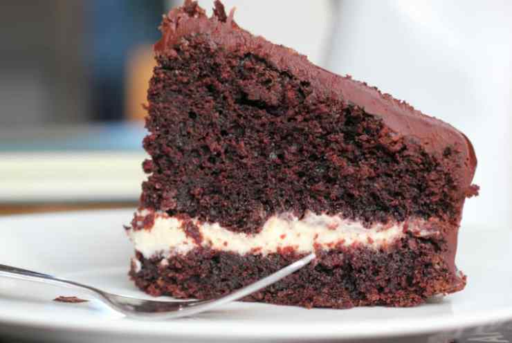 In una ciotola riversiamo la panna da cucina e uniamo lo zucchero a velo. Lavoriamo per montare a neve. Tagliamo a metà il pan di Spagna e usiamo la crema per farcire. La nostra torta è pronta da gustare.