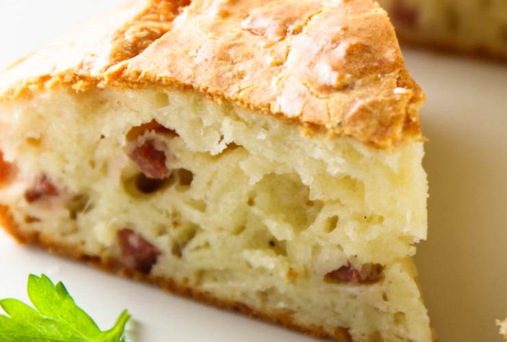 Riversiamo il composto in uno stampo foderato di carta da forno e cuociamo a 170 gradi per 20/25 minuti. Quando l’interno sarà mollicoso e l’esterno dorato spegniamo il forno e lasciamo raffreddare la torta prima di tagliare.